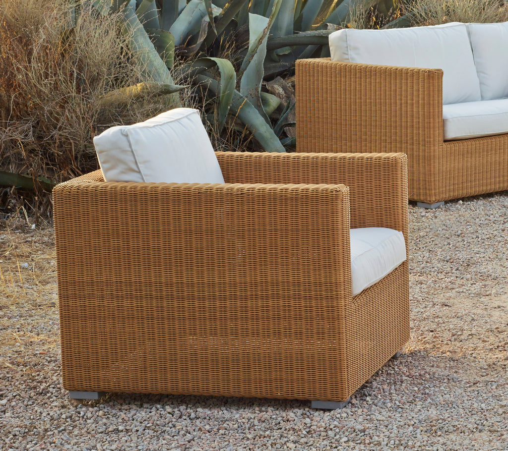 Brun armchair med hvid pude i et moderne loungeindretning.