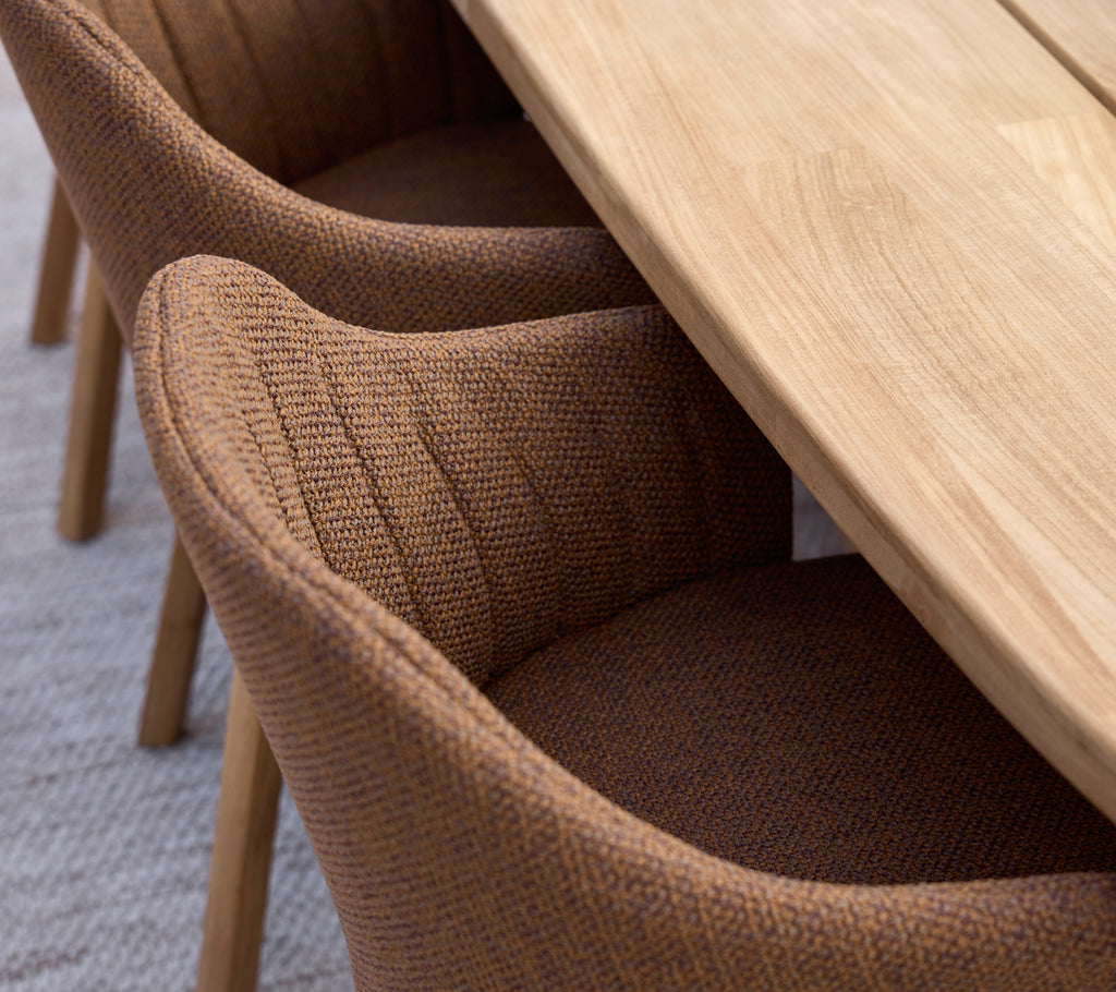 Brune spisestole parret med et træbord i en moderne indretning.