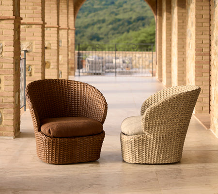 To stilfulde kyst loungestole i brun og creme farvet rattan, udstyret med komfortable puder og et moderne design.