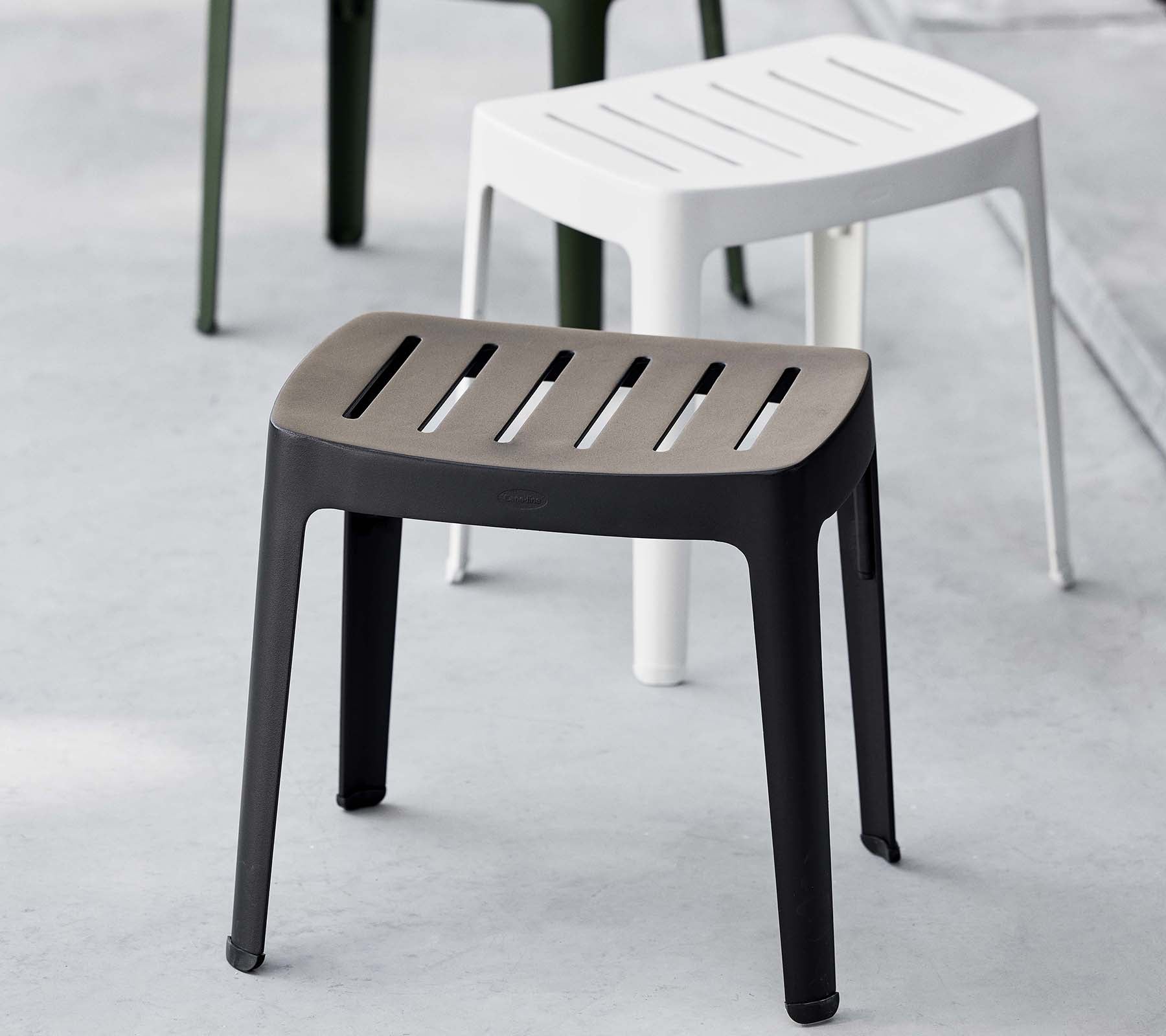 Stilfuld skænk i sort med ribbet top, der har et moderne design; suppleret af en hvid skænk i baggrunden.
