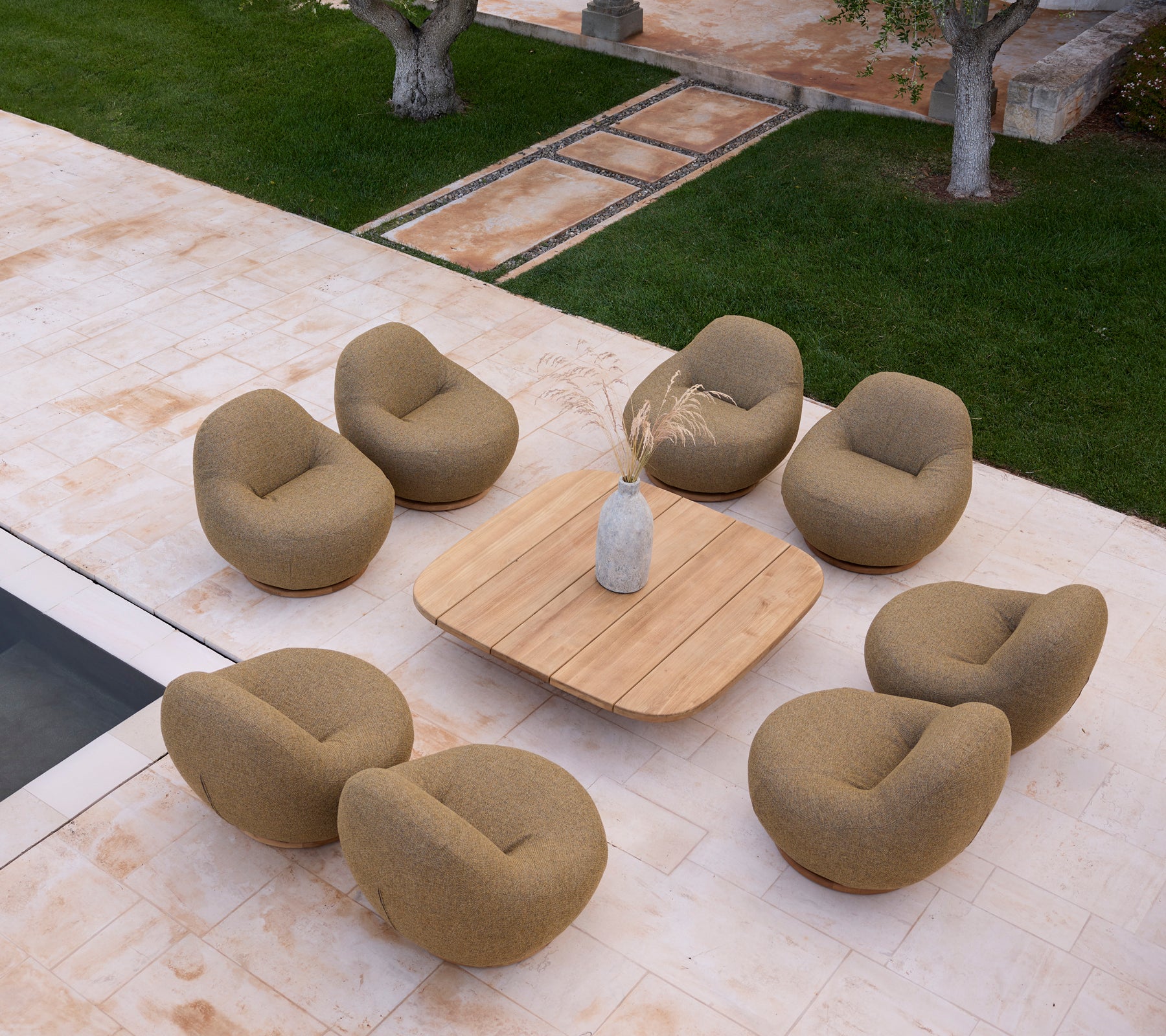 Moderne loungeindretning med beige stole og et træbord.