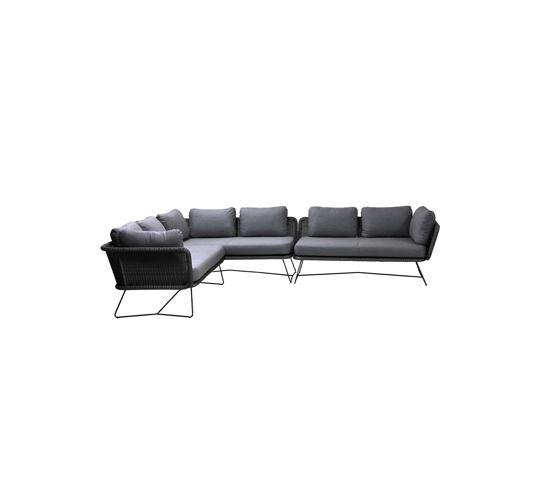 L-formet sort udendørs sektion sofa med bløde grå puder, designet til komfort og stil. Ideel til afslappende rum.