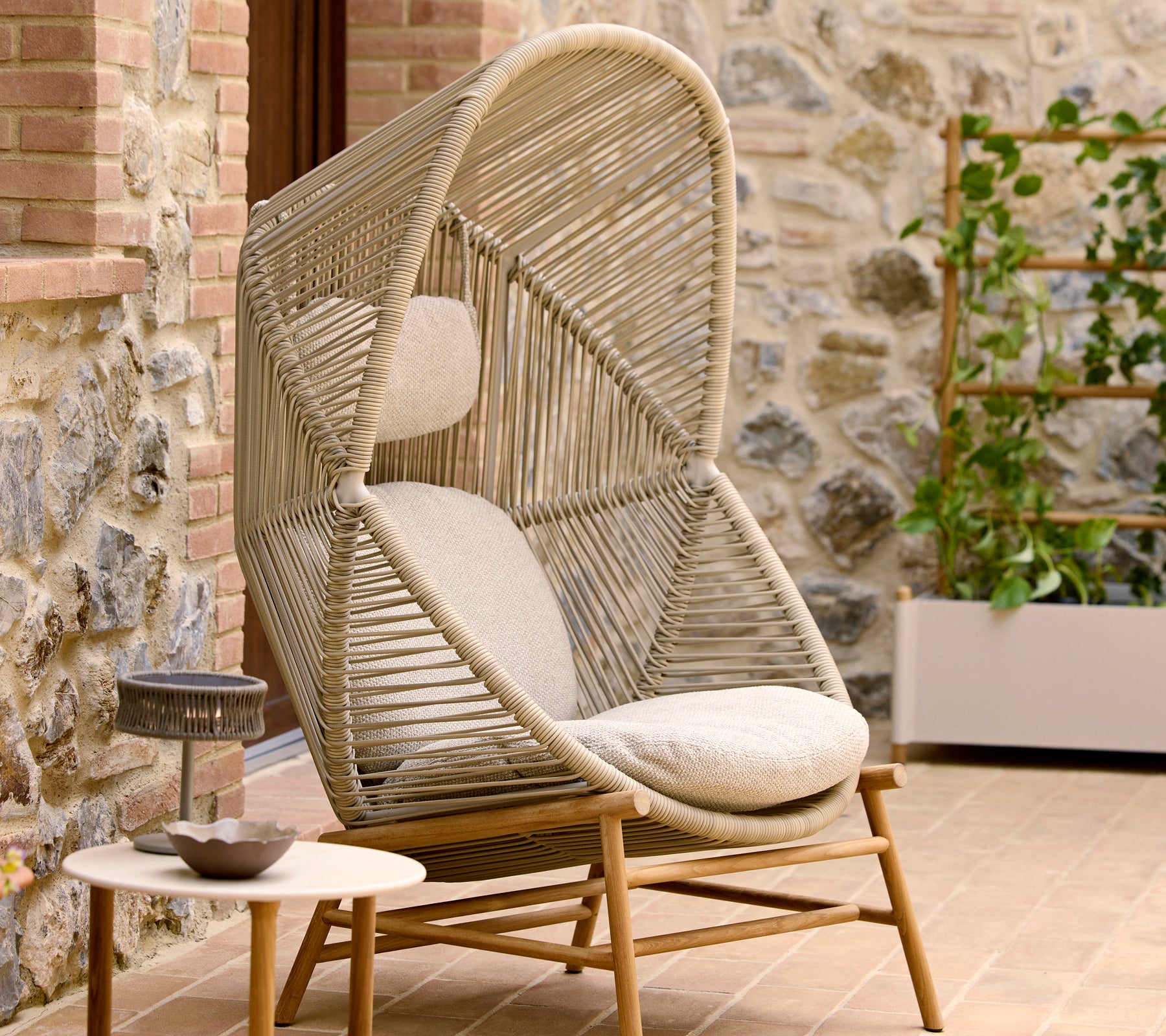 Stilfuld Hive-stol i sandfarve med et unikt twist-design, suppleret med bløde puder for komfort.