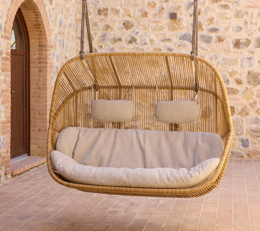 Hængende hivesofa med pludselige hævepuder, der har et naturligt vævet design og et komfortabelt siddemiljø. Perfekt til afslapning.