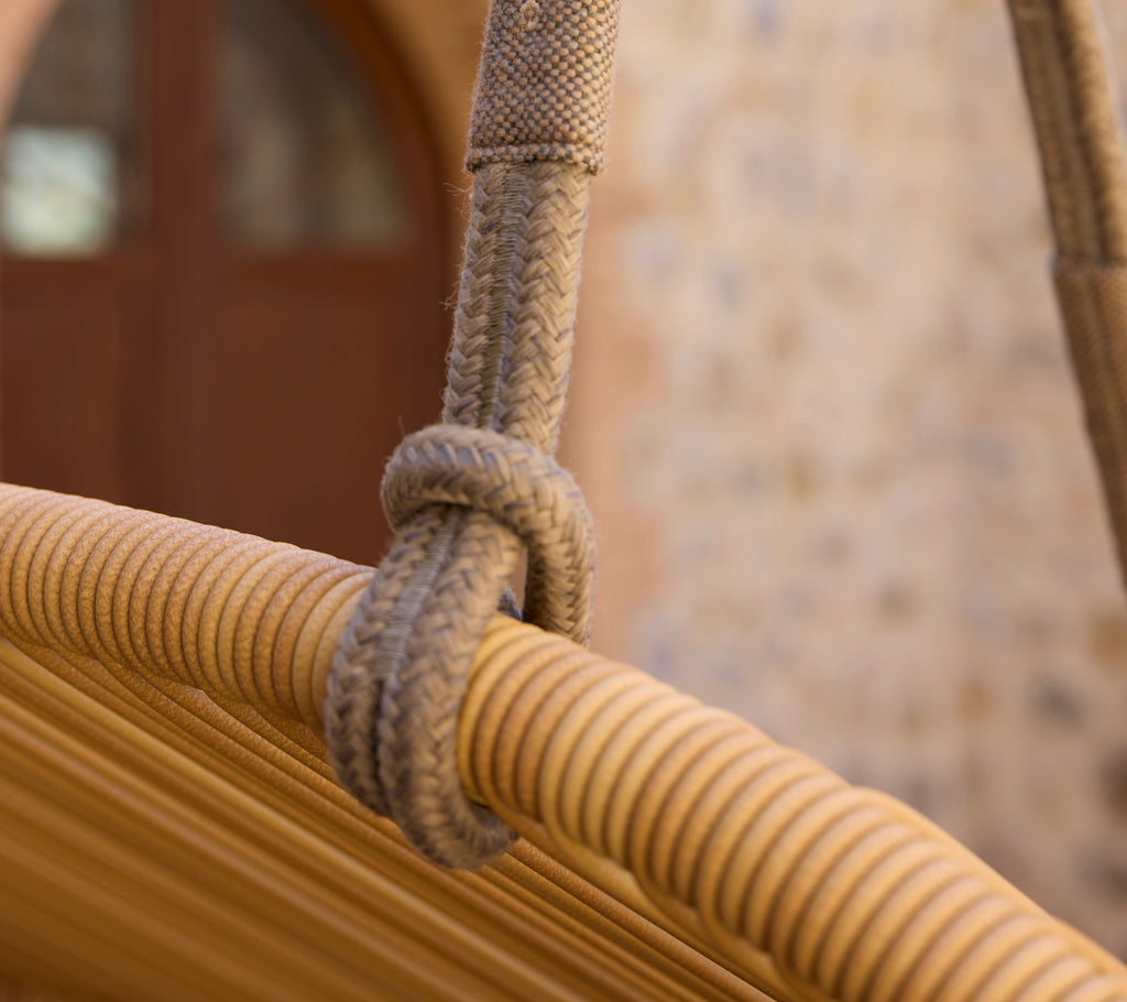 Nærbillede af en rebknude på en moderne Hive-sofa, der fremhæver dens vævede tekstur og designoplysninger.
