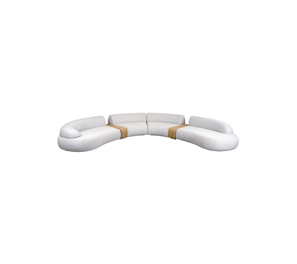Bueformet hvid sofa med bløde linjer og trædetaljer, designet til komfort og moderne æstetik. Ideel til ethvert opholdsrum.