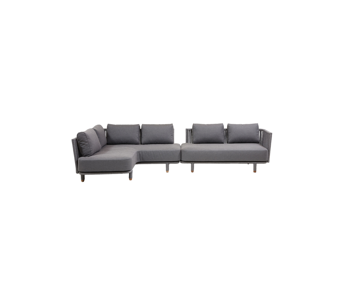 Moderne grå sektion sofa med bløde puder og træben, designet til komfort og stil. Perfekt til enhver stue.