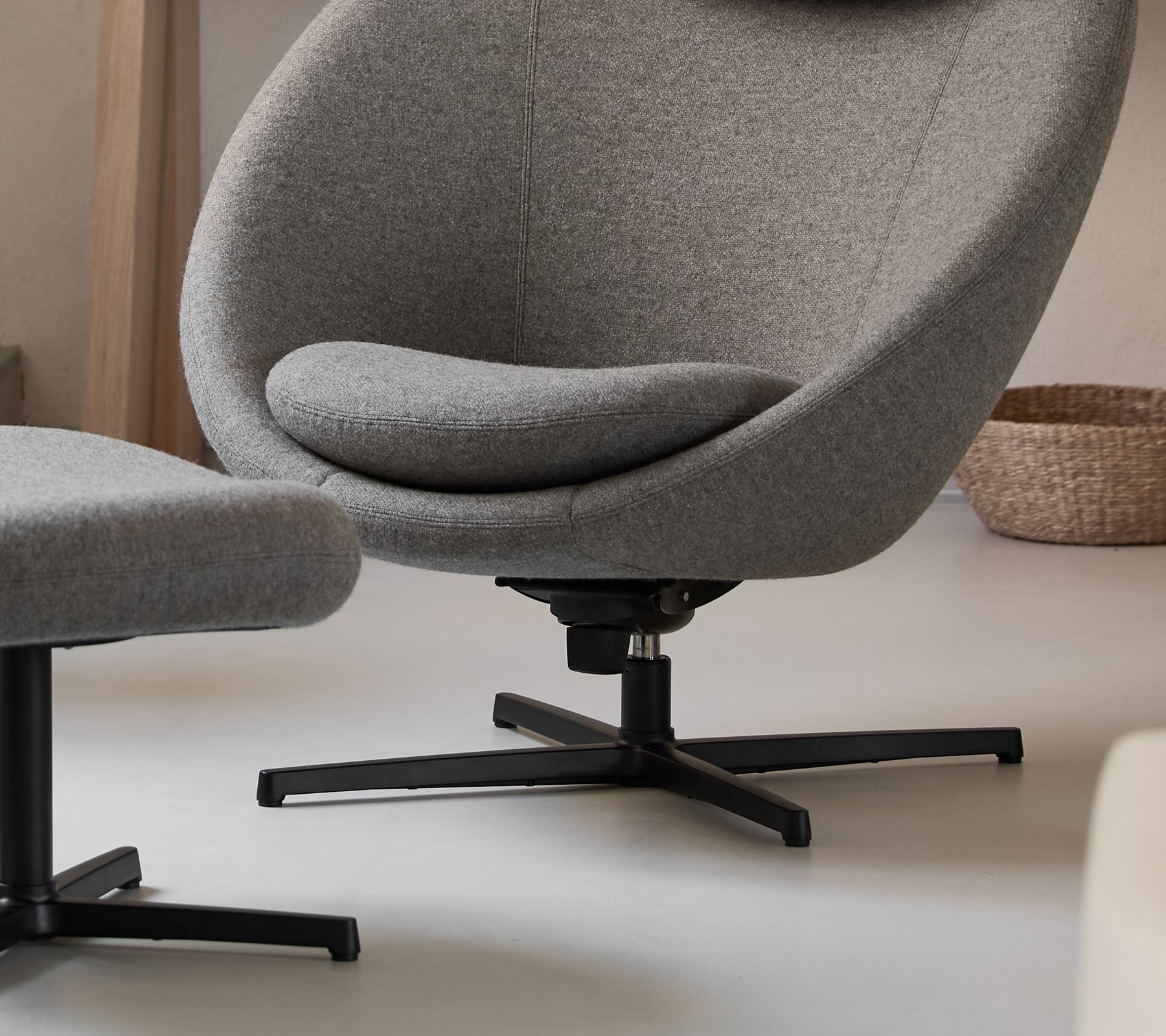 Moderne grå loungestol med et slankt design i et nutidigt miljø.
