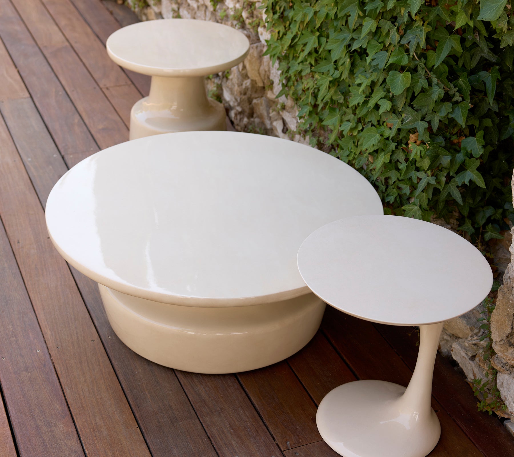 Moderne hvid sofabord og sidebord i en stueindretning.