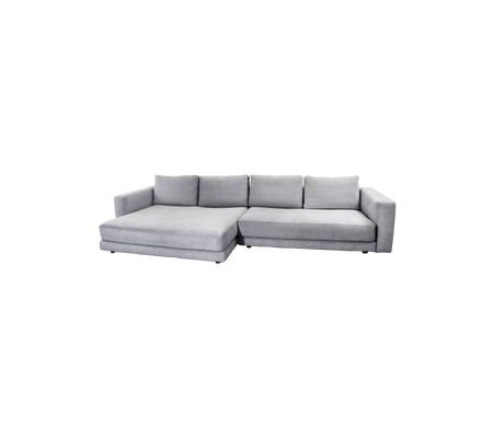 Moderne grå sectional sofa med chaise lounge, der har bløde puder og et slankt design til komfortable siddepladser.