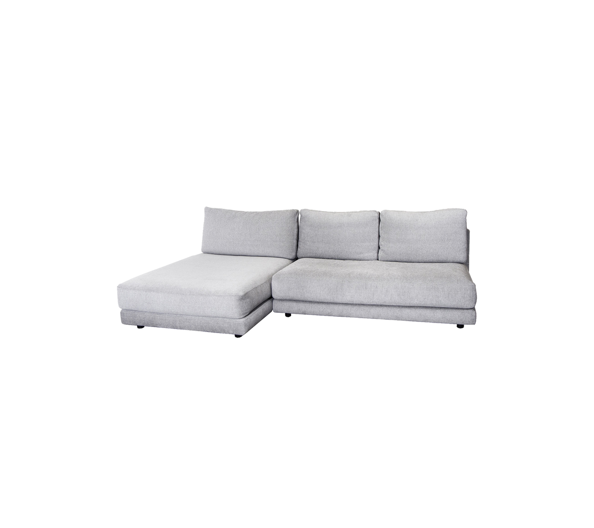 En moderne grå sektion sofa med en komfortabel chaiselong og bløde puder, perfekt til enhver stue.