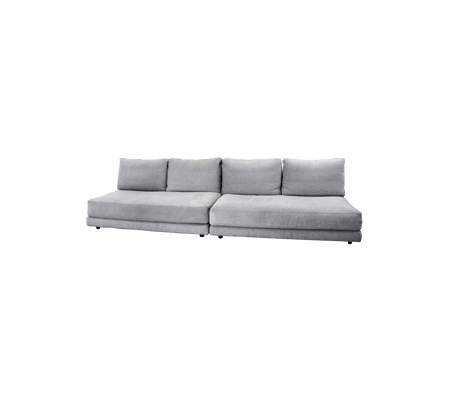 Stilfuld grå sektionel sofa med bløde puder, ideel til moderne opholdsstuer. Tilbyder komfort og nutidigt design.