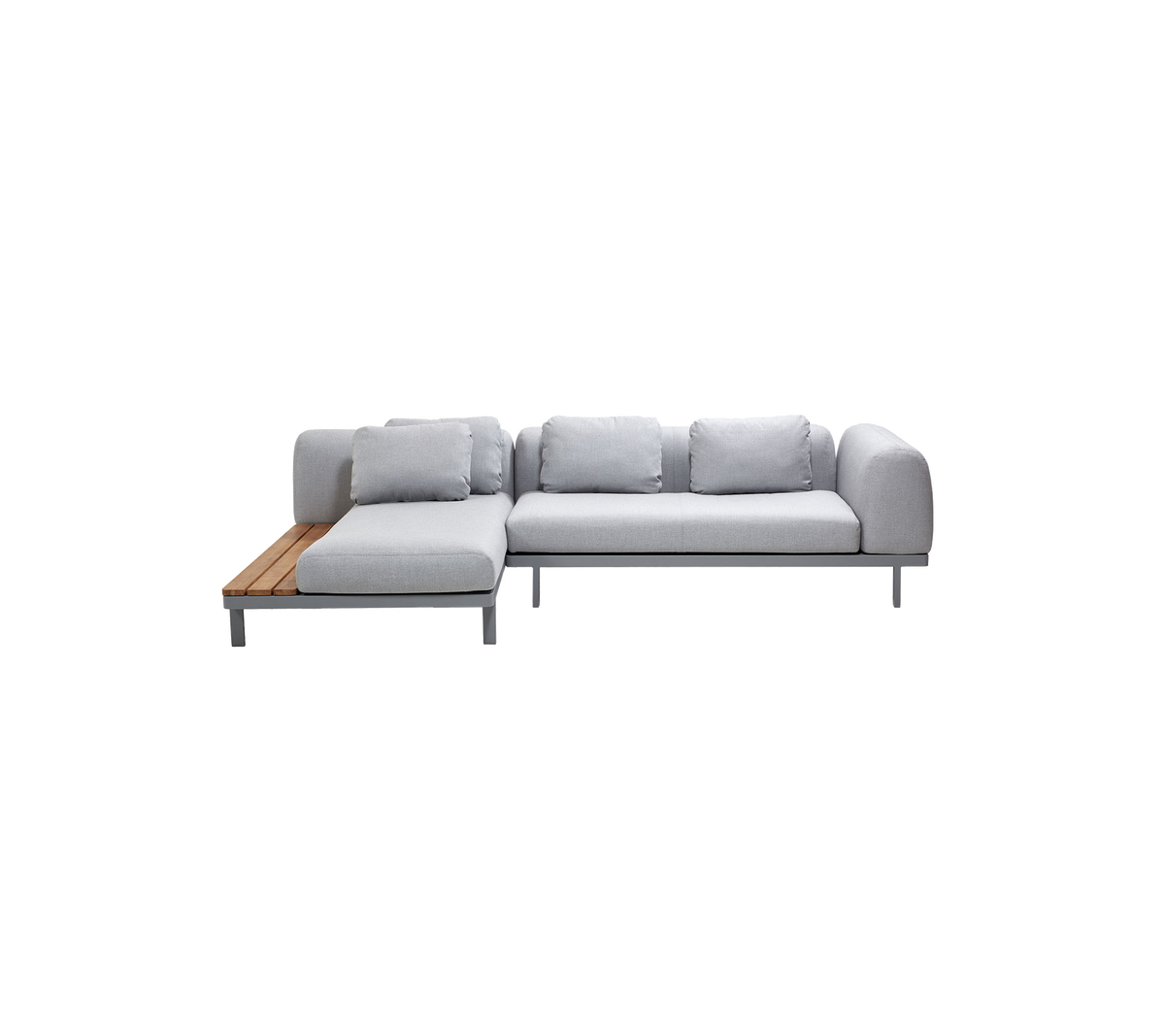 Lys grå sektionel sofa med bløde puder og en træarm støtte på den ene side, der tilbyder moderne og komfortable siddepladser.