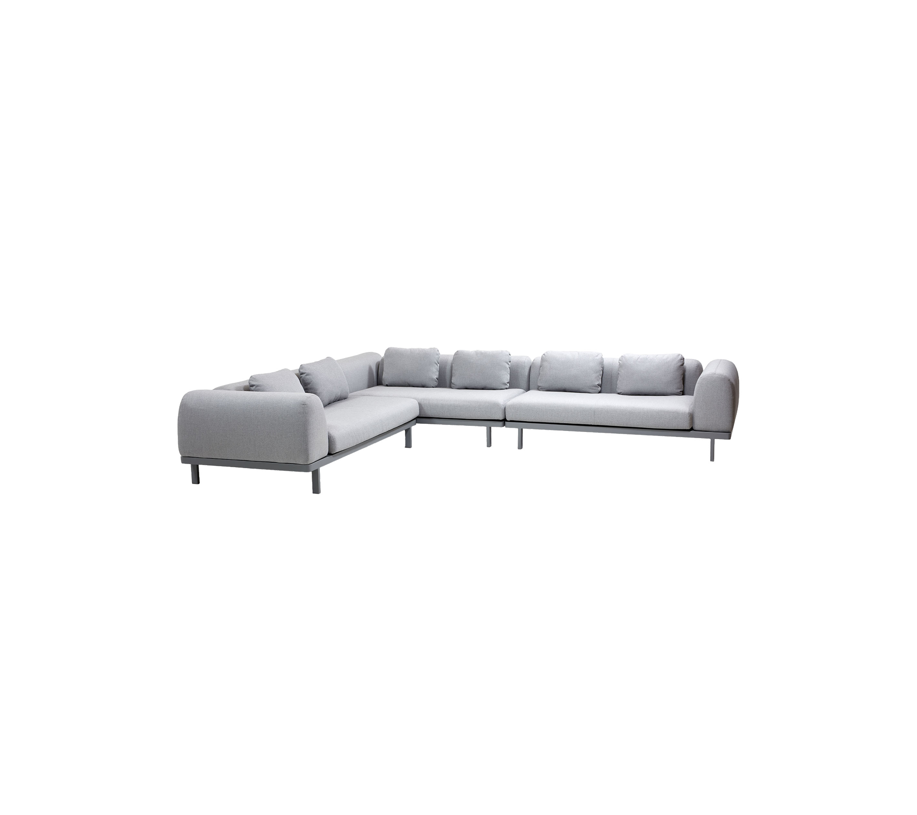 Lys grå sektionel sofa med bløde puder og moderne design, der har en slank metalramme for et nutidigt udseende.