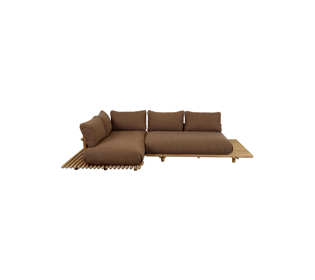 Moderne sektionel sofa med en dyb brun stof og træbund, der har bløde puder for komfort og stilfuldt design.