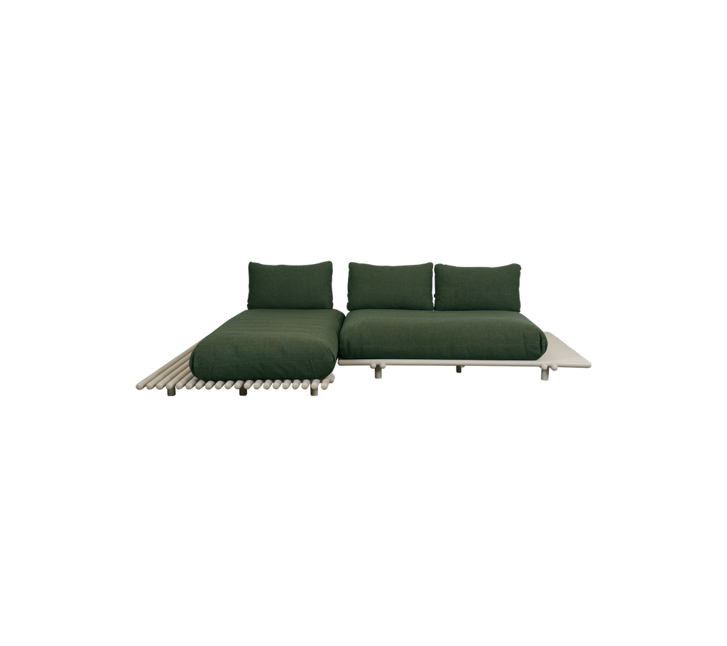 Moderne mørkegrøn sofa med et minimalistisk design.