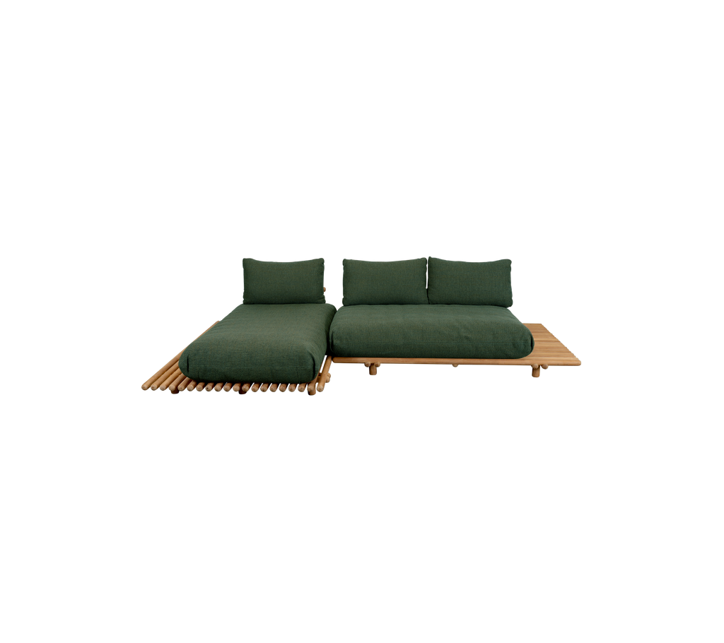 Moderne mørkegrøn sofa med teakbase i en loungeindstilling.