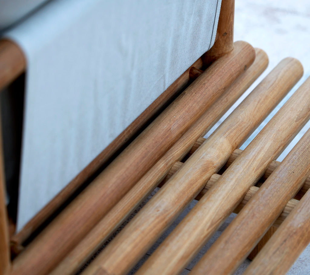 Teak platform med glatte trækstave, der viser et elegant design og skjult rygstøtte for ekstra komfort.