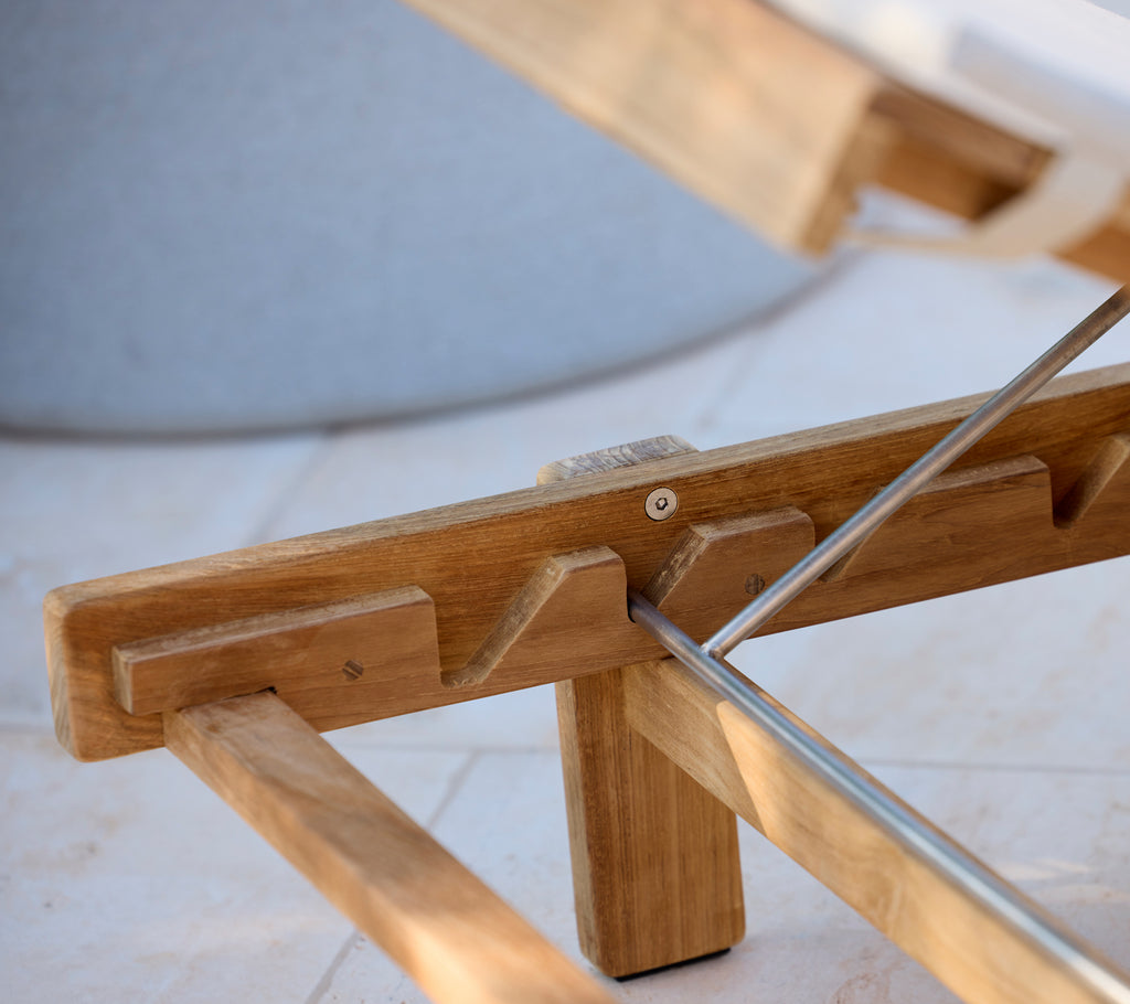 Moderne træstol med et simpelt og funktionelt design.