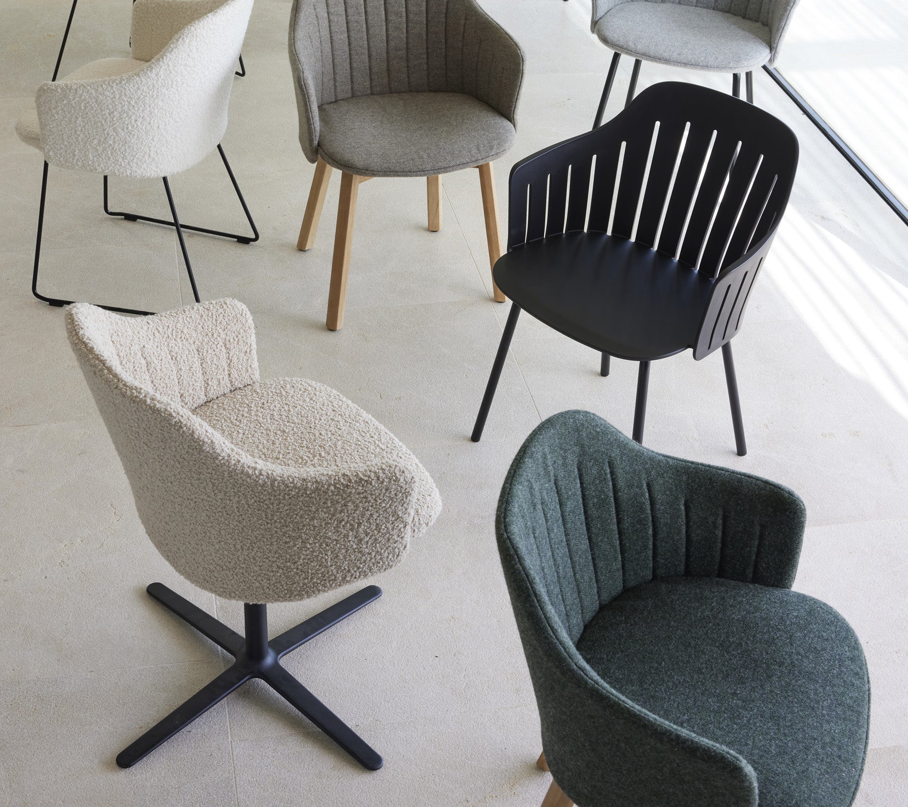 En samling af stilfulde stole i forskellige designs og farver, der har unikke teksturer og former, velegnet til moderne boligområder.